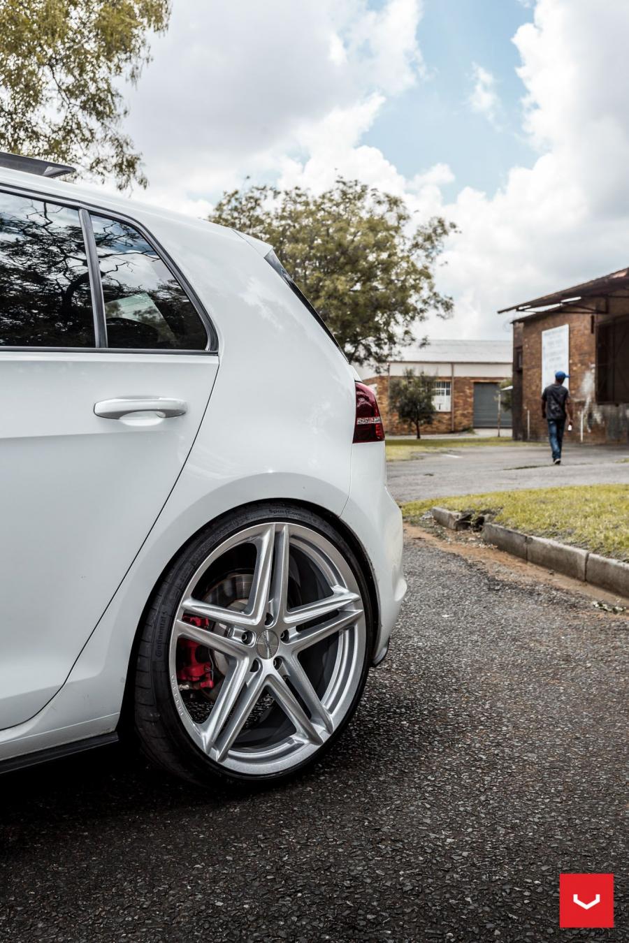 Детали экстерьера Volkswagen Golf GTI on Vossen Wheels (VWS5) 2018 года  (фото 6 из 12)